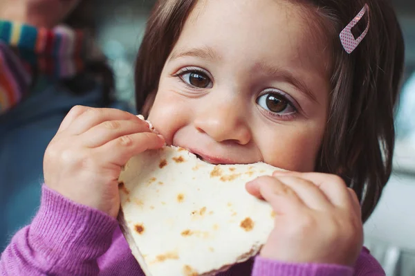 Jong Meisje Dat Brood Eet — Stockfoto