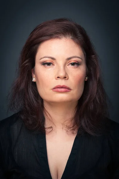 Ernste Rote Kopf Frau Nahaufnahme Porträt Auf Dunklem Hintergrund — Stockfoto
