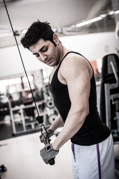 Young man training in the gym. Filtered image. — Stock Photo, Image