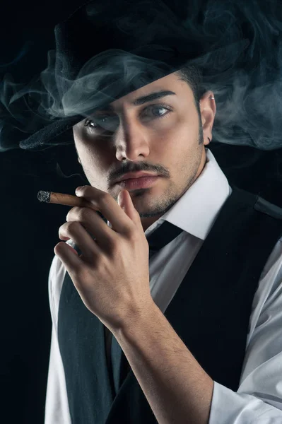 Jeune Homme Portrait Rapproché Avec Cigare Sur Fond Sombre — Photo