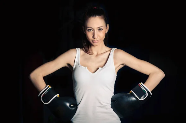 Boxu žena intenzivní portrét v tělocvičně. — Stock fotografie