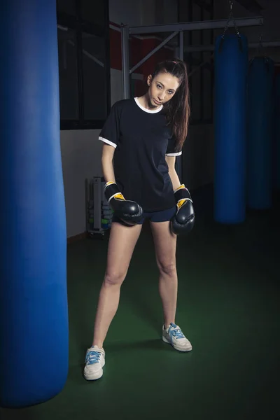 Mujer boxeadora retrato intenso en el gimnasio. Cuerpo completo . — Foto de Stock