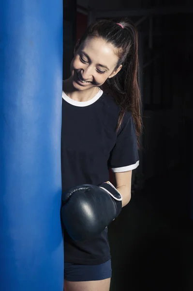 Uśmiechnięta boks kobieta portret w siłowni. — Zdjęcie stockowe
