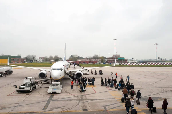 Bologna Italië April Passagiers Instappen Ryanair Jet Vliegtuig Bologna Luchthaven — Stockfoto