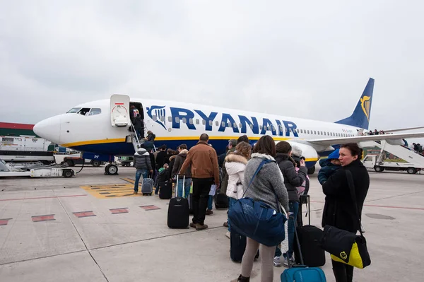 Bologna Italien April Passagiere Steigen Ryanair Jet Flugzeug Flughafen Von — Stockfoto