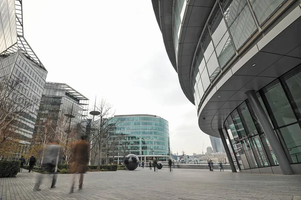ロンドン 2013年4月10日 市役所の近くを歩く人々 建物は その表面積を減少させ エネルギー効率を向上させるために球根形状を有しています — ストック写真