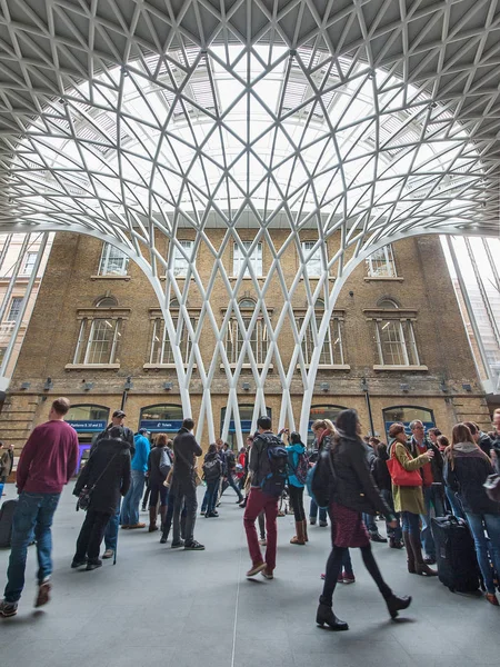 ロンドン 2013年4月13日 キングスクロス駅内を歩く人々 2011年から2012年までの鉄道旅客数は2 7874万人でした — ストック写真