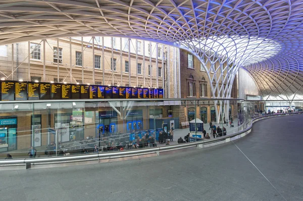 London April 2013 Menschen Gehen Den Bahnhof King Cross Zwischen — Stockfoto