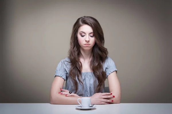 Mujer Joven Con Una Taza Café Fondo Estudio Gris — Foto de Stock