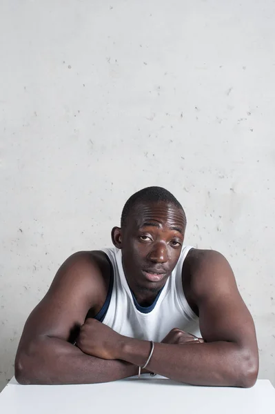 Genç Afrikalı adam portre kolları beton giriş karşı geçti — Stok fotoğraf