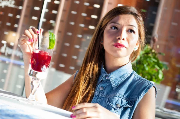 Jovem Casal Tomando Uma Bebida Bar — Fotografia de Stock