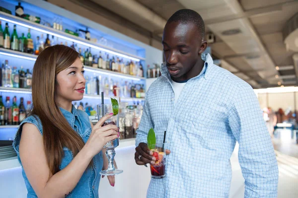 Young Couple Having Drink Bar — Stock Photo, Image