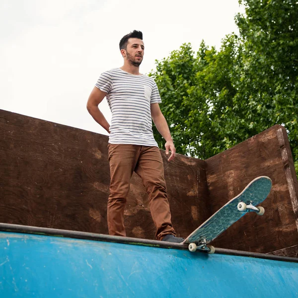 Skateboarder Portret Een Halve Pijp Skatepark — Stockfoto