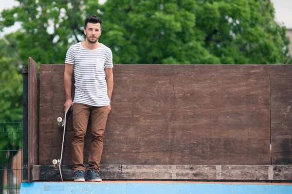 Skater Portret Stojący Halfpipe Skatepark — Zdjęcie stockowe