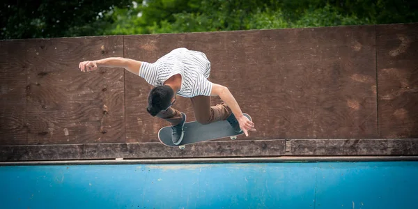 Skateboarder Jumping Halfpipe Skatepark — Stock Photo, Image