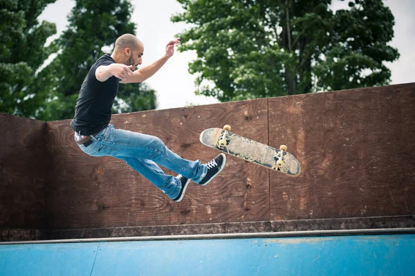 Skateboarder Saltando Medio Tubo Skatepark —  Fotos de Stock