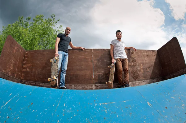 Két Gördeszkás Meg Portré Állva Skatepark Félcső — Stock Fotó