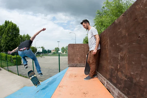 Skateboarder Τροχαίο Κάτω Από Halfpipe Στο Skatepark — Φωτογραφία Αρχείου