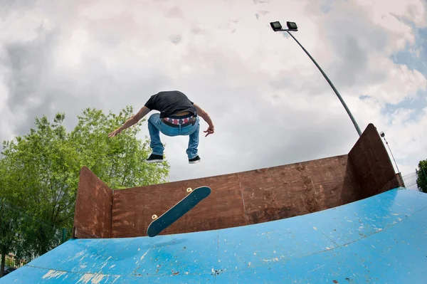 Skateboarder Jumping Halfpipe Skatepark — Stock Photo, Image