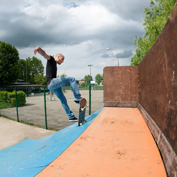 Skateboarder Rolling Neer Van Halfpipe Skatepark — Stockfoto