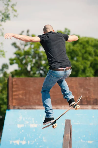 Skateboardista Dělá Trik Skateboardy Bruslit Parku — Stock fotografie