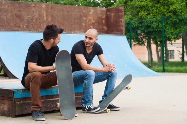 Skateboarder Przyjaciele Portret Skateparku — Zdjęcie stockowe