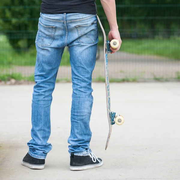 Homem Por Trás Segurando Skate — Fotografia de Stock