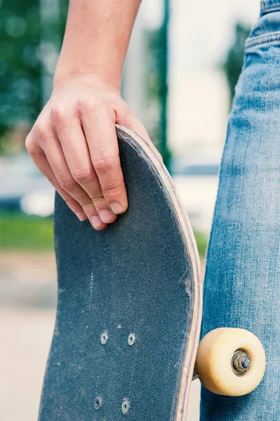 Detal Ręcznego Trzymania Deskorolki Skateparku — Zdjęcie stockowe