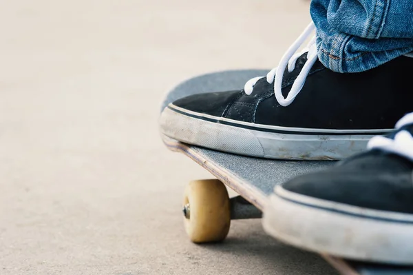 Részlet Ember Cipők Gördeszka Skatepark — Stock Fotó