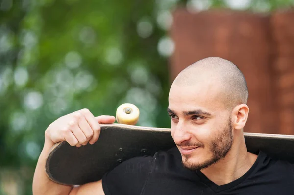 Männerporträt Mit Skateboard — Stockfoto