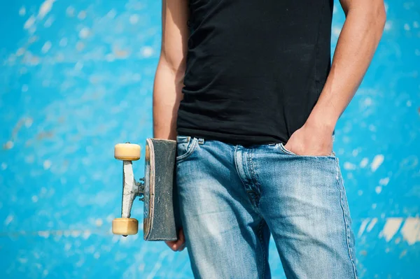 Detail Man Holding Skateboard Skatepark — Stock Photo, Image