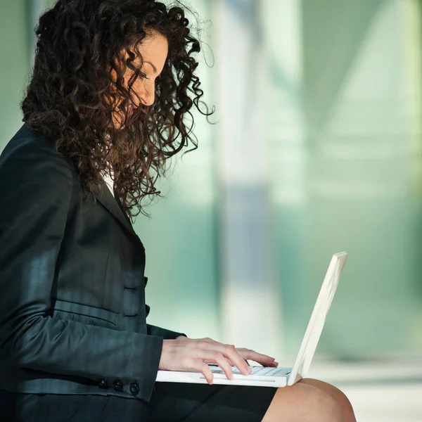 Retrato Mulher Negócios Livre Usando Laptop — Fotografia de Stock