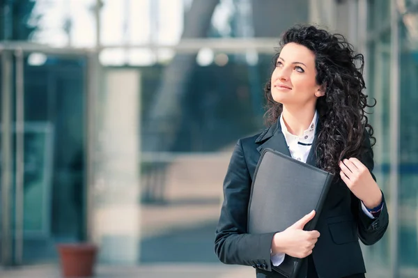 Mujer Negocios Feliz Retrato Aire Libre Con Edificio Moderno Como — Foto de Stock