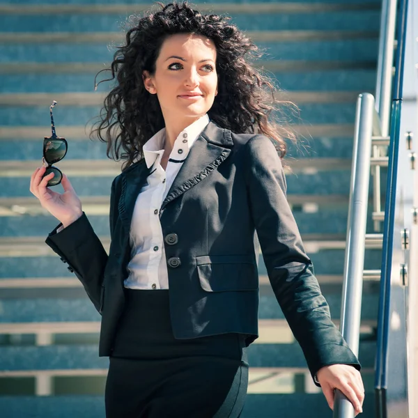 Ritratto Donna Affari All Aperto Con Edificio Moderno Come Sfondo — Foto Stock