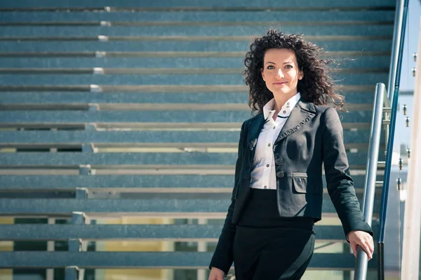 Retrato Mulher Negócios Livre Com Edifício Moderno Como Fundo — Fotografia de Stock