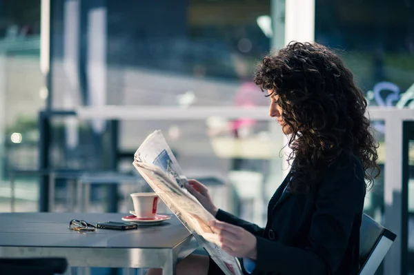 Mulher Negócios Lendo Jornal Livre Sentar Bar Profundidade Campo Rasa — Fotografia de Stock