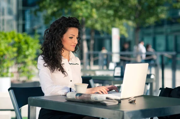 在户外使用笔记本电脑的商业女人肖像 — 图库照片