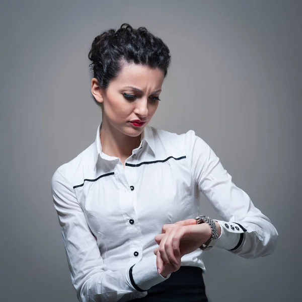 Affari Donna Preoccupata Guardando Tempo Sul Suo Orologio Polso — Foto Stock