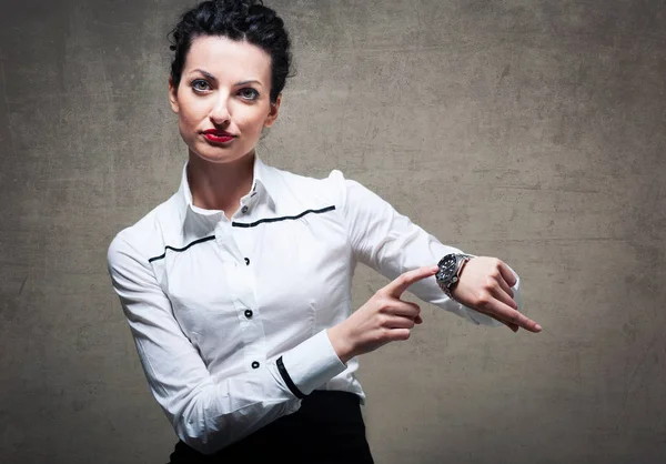 Kobieta Biznesu Pokazując Czas Jej Zegarek Rękę — Zdjęcie stockowe