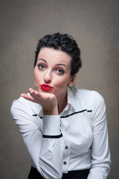 Mujer Negocios Retrato Enviando Beso Sobre Fondo Grunge —  Fotos de Stock