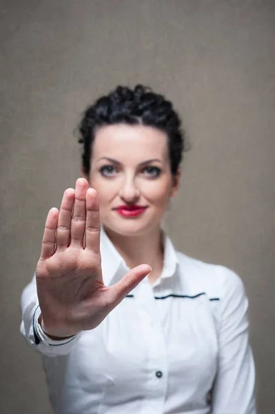 Geschäftsfrau Porträt Mit Stoppschild Auf Grunge Hintergrund — Stockfoto