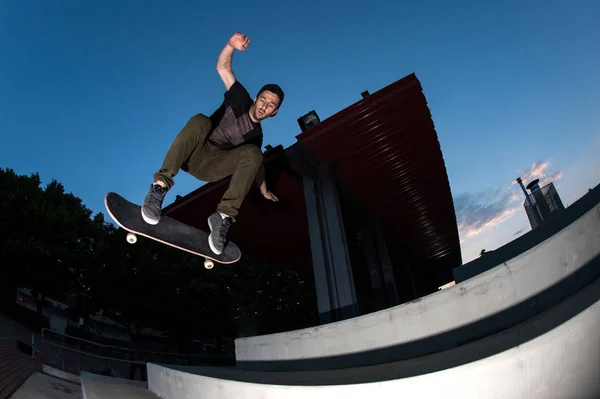 Skateboarder Saltar Calle Desde Abajo Noche — Foto de Stock