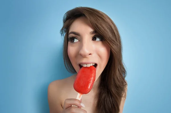 Drôle Portrait Jeune Femme Mangeant Crème Glacée Sur Fond Bleu — Photo