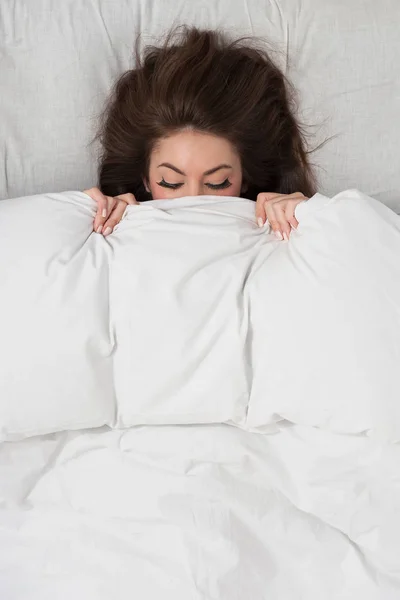 Portret Młodej Kobiety Leżącej Łóżku Ukrywający Się Pod Kołdrą Zamkniętymi — Zdjęcie stockowe