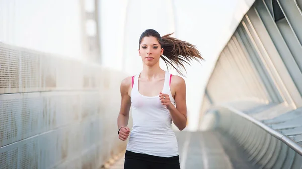 Młoda Kobieta Biegająca Świeżym Powietrzu Nowoczesnym Moście — Zdjęcie stockowe