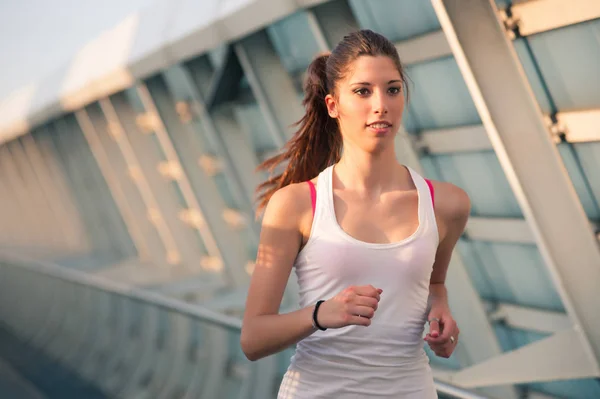 Genç Bir Kadın Modern Bir Köprüde Koşuyor — Stok fotoğraf