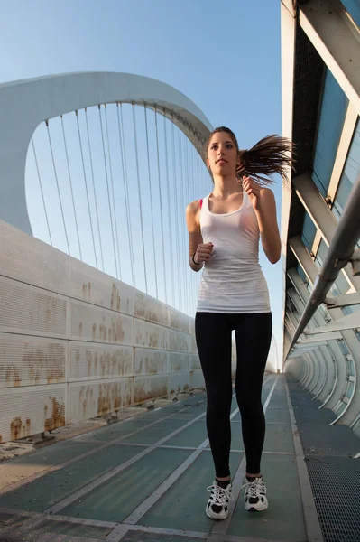 Młoda Kobieta Biegająca Świeżym Powietrzu Nowoczesnym Moście — Zdjęcie stockowe