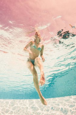 Yüzme havuzunda bikini giyen bir kadın.. 