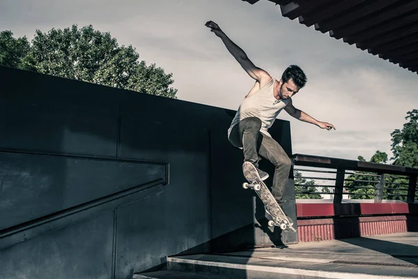 Skateboarder Άλμα Σκάλες Στο Δρόμο — Φωτογραφία Αρχείου