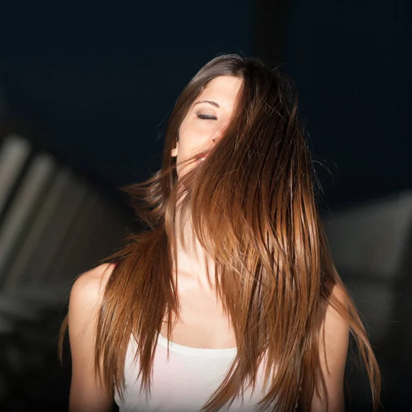 Mladá Žena Pohybující Dlouhé Vlasy Noci — Stock fotografie